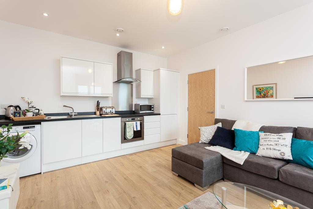 Self-Contained Town Centre One Bedroom Apartments By Helmswood Serviced Apartments Redhill  Exterior foto