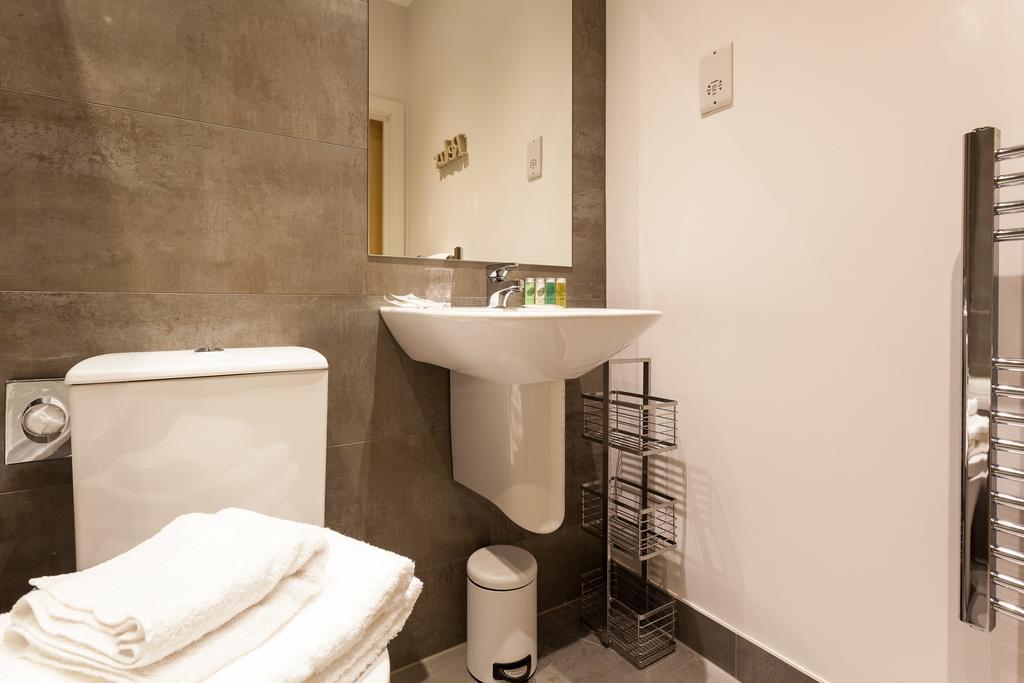 Self-Contained Town Centre One Bedroom Apartments By Helmswood Serviced Apartments Redhill  Exterior foto